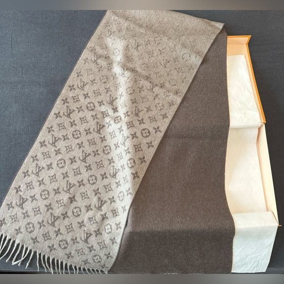 Authentic Men’s Louis Vuitton Scarf - Monogram Gradient Brown - Picture 3 of 7